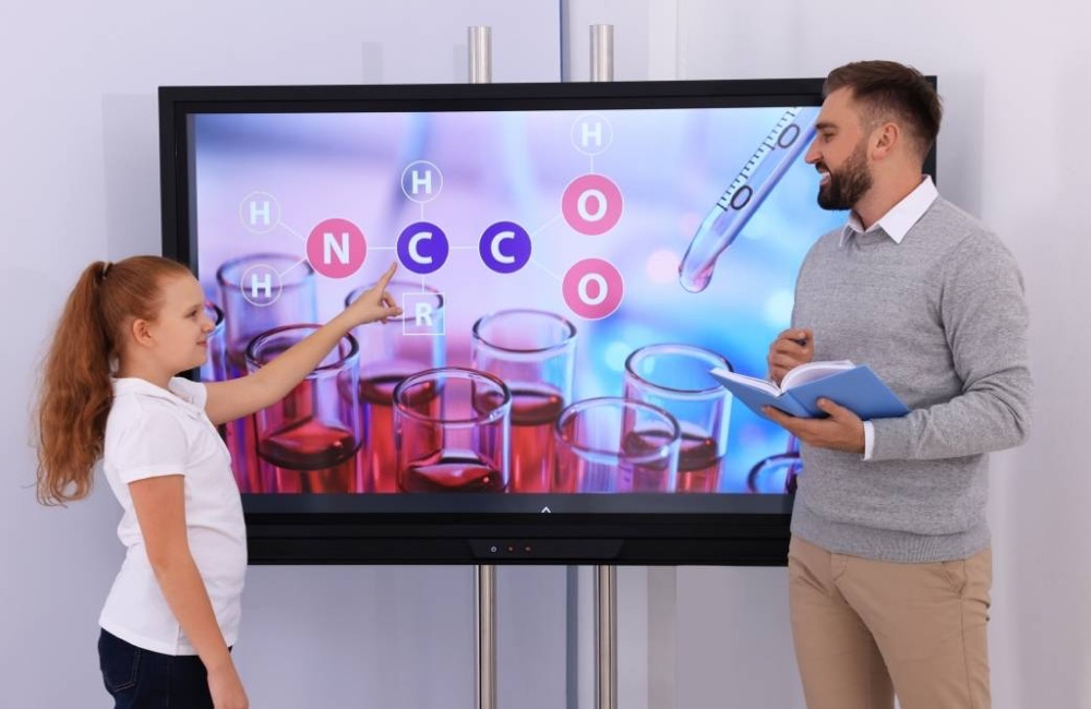 ครูและนักเรียนใช้งาน Interactive Display สำหรับการเรียนการสอน