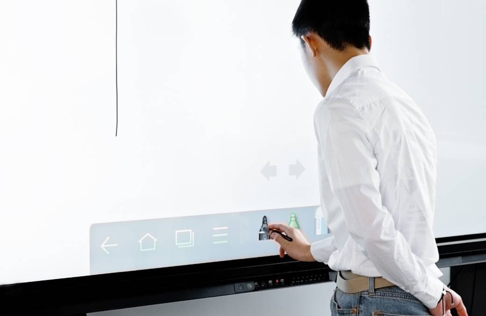 ผู้ใช้งานเขียนบนจอ Interactive Touch Screen