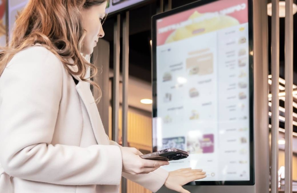 ผู้ใช้งานสัมผัสจอ Interactive Touch Screen