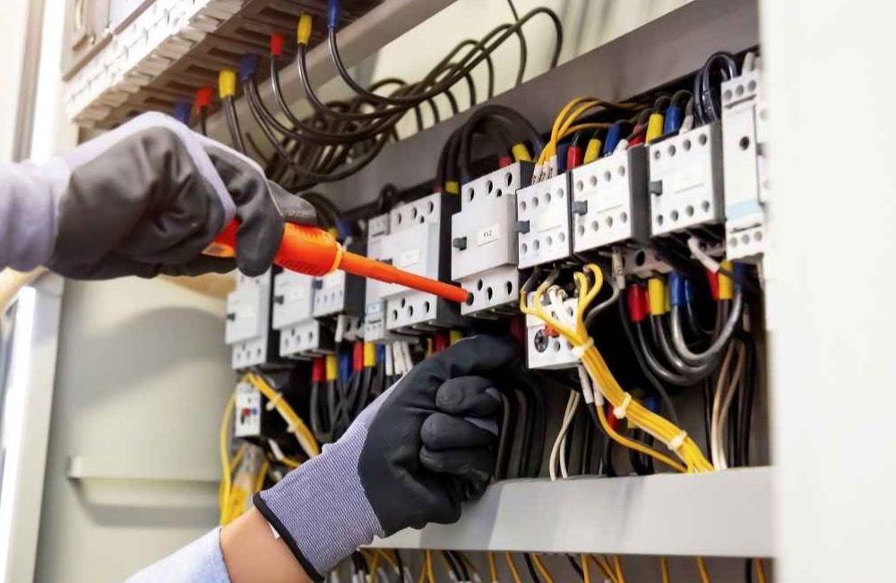 ถุงมือหนัง Arc Flash อุปกรณ์สำคัญสำหรับงานไฟฟ้าที่ต้องรู้ วิธีเลือกซื้อและการใช้งาน — ภาพประกอบ 1