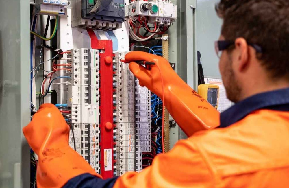 Insulating Gloves คืออะไร? วิธีเลือกซื้อ อุปกรณ์สำคัญเพื่อความปลอดภัย — ภาพประกอบ 1