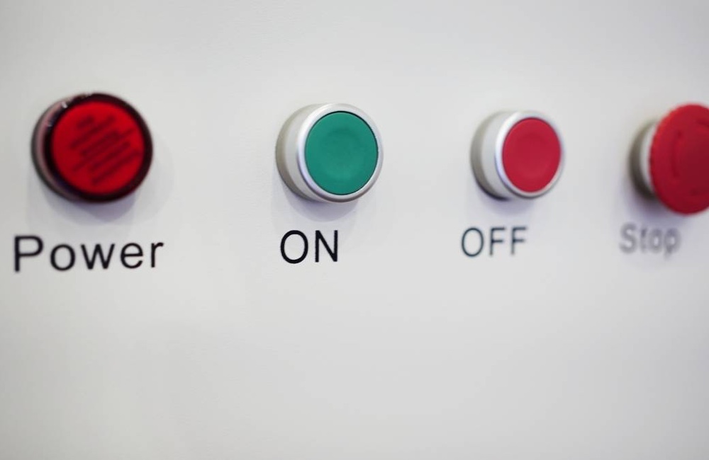 ปุ่มกด Power On Off และ Stop บนแผงควบคุม