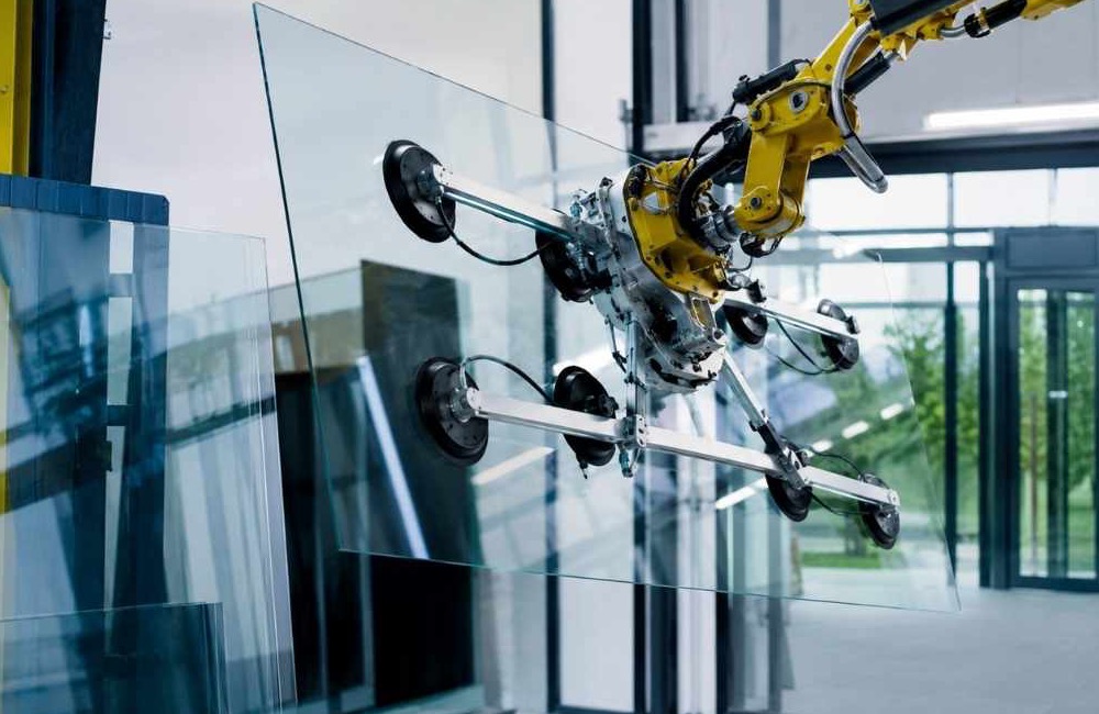 หุ่นยนต์ Vacuum Handling ใช้แป้นดูดยกแผ่นกระจกในสายการผลิต