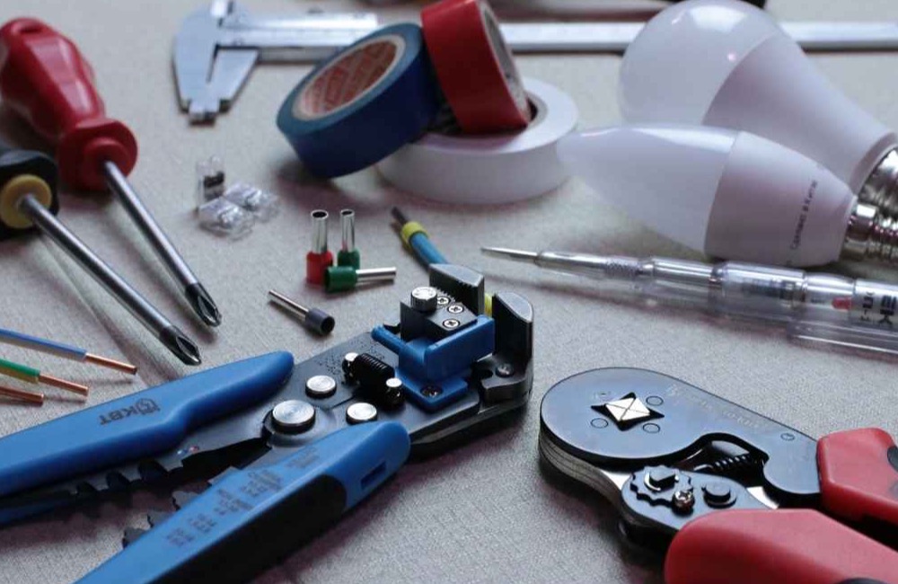 Hot Line Tools: คู่มือเลือกซื้อและใช้งานสำหรับช่างไฟฟ้าแรงสูง — ภาพประกอบ 2