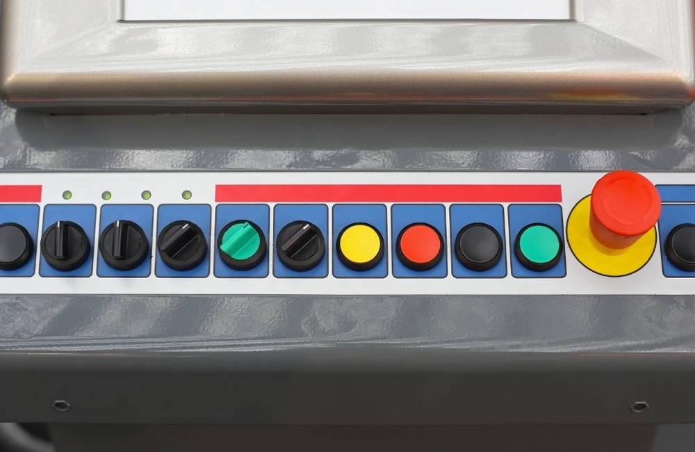 แผงควบคุมพร้อม Push Button Switch และ Emergency Stop